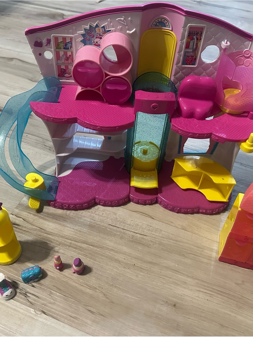 Shopkins Fashion Spree Fashion Boutique Playset w/ Shopkins & Accessories